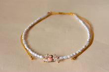 Cargar imagen en el visor de la galería, Choker Estelita Empollerada singular. Hilo dorado.