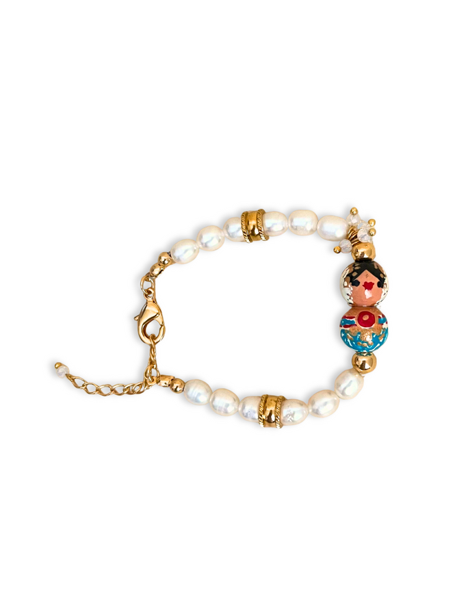 Pulsera Perlada Empollerada celeste, motita roja.