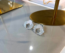 Cargar imagen en el visor de la galería, Aretes Donaire, baño de plata.
