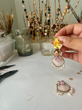 Cargar imagen en el visor de la galería, Aretes empollerada, concha y perlas.
