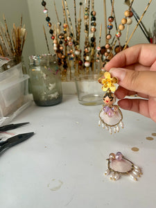 Aretes empollerada, concha y perlas.
