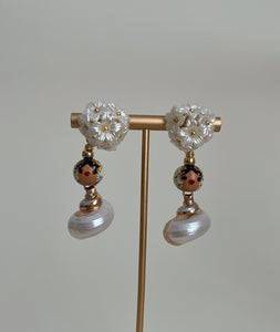 Aretes tembleques y caracol.