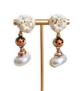 Aretes tembleques y caracol.