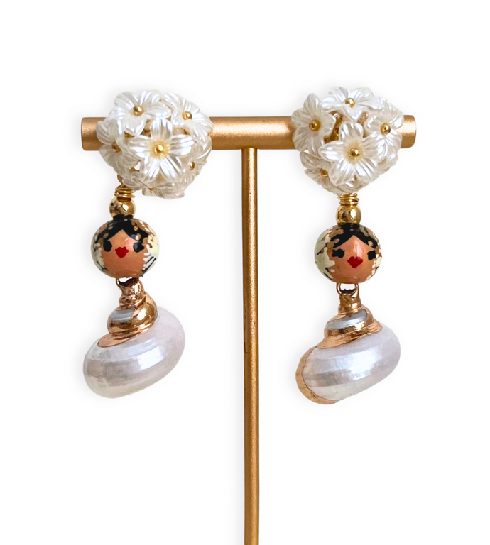Aretes tembleques y caracol.