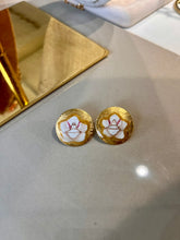 Cargar imagen en el visor de la galería, Aretes Flor del Espíritu Santo
