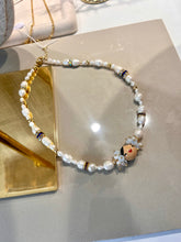Cargar imagen en el visor de la galería, Collar Estela perlado singular, con rhinestones
