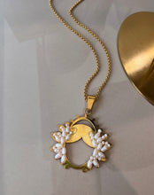 Cargar imagen en el visor de la galería, Collar Heredera plata con baño de oro y perlas.
