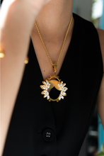 Cargar imagen en el visor de la galería, Collar Heredera plata con baño de oro y perlas.
