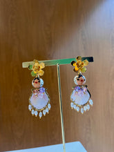 Cargar imagen en el visor de la galería, Aretes empollerada, concha y perlas.
