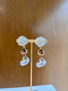 Aretes tembleques y caracol.