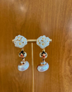 Aretes tembleques y caracol.