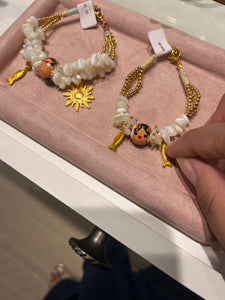 Pulsera empollerada con peces.