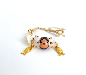 Pulsera empollerada con peces.