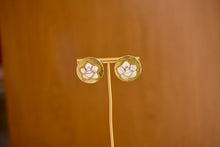 Cargar imagen en el visor de la galería, Aretes Flor del Espíritu Santo
