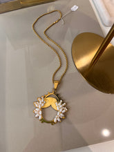 Cargar imagen en el visor de la galería, Collar Heredera plata con baño de oro y perlas.
