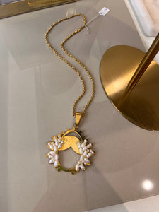 Collar Heredera plata con baño de oro y perlas.
