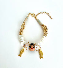 Cargar imagen en el visor de la galería, Pulsera empollerada con peces.
