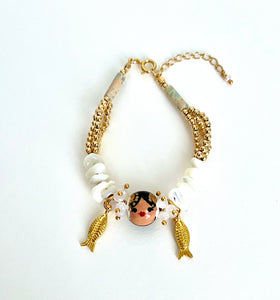 Pulsera empollerada con peces.