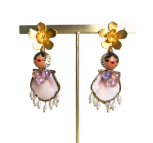 Cargar imagen en el visor de la galería, Aretes empollerada, concha y perlas.
