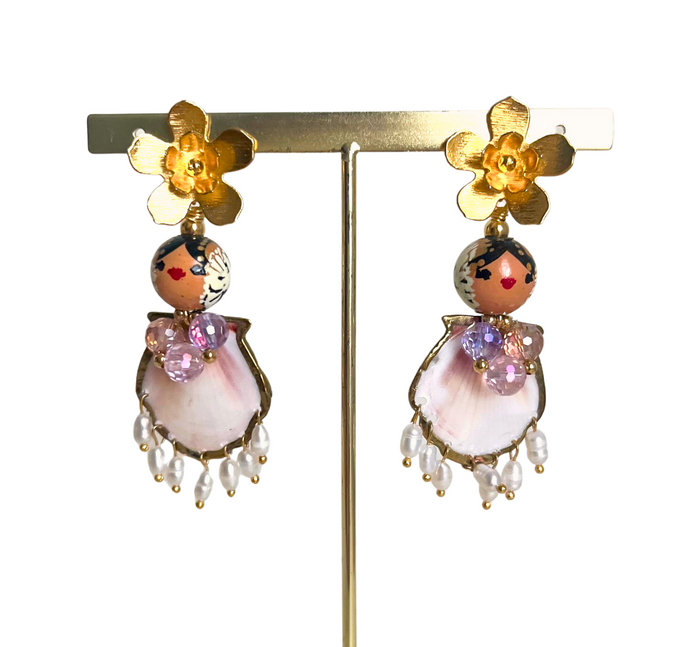 Aretes empollerada, concha y perlas.