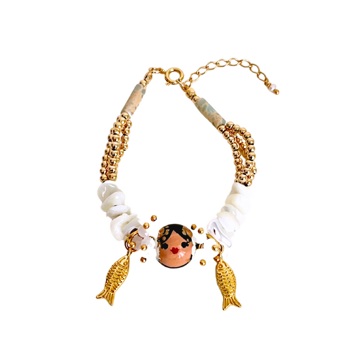 Pulsera empollerada con peces.