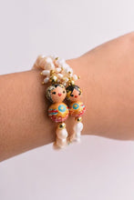 Cargar imagen en el visor de la galería, Pulsera Perlada Empollerada celeste, motita roja.
