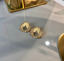 Cargar imagen en el visor de la galería, Aretes Donaire.
