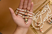Cargar imagen en el visor de la galería, Collar Estela Perlada Collar Estela Perlado singular Choker Estelita singular Tu mi encanto muñequita empollerada
