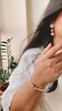 Cargar imagen en el visor de la galería, Pulsera Estelita tembleques perlados. Hilo dorado. ***Por pedido***
