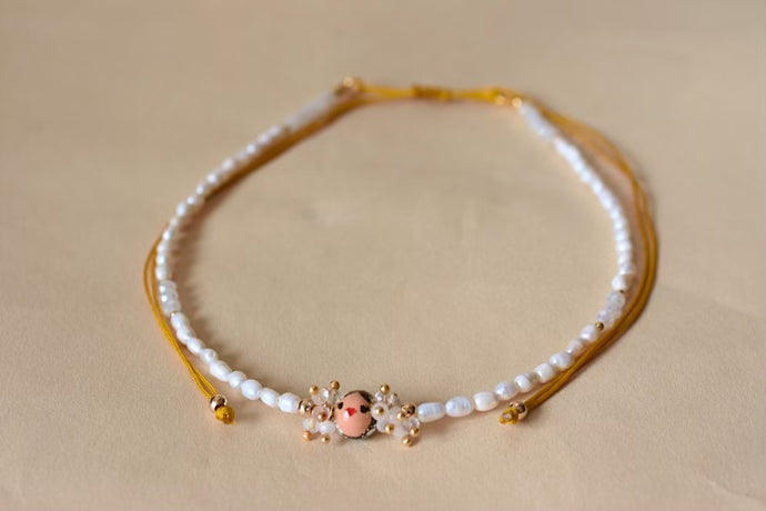 Choker Estelita Empollerada singular. Hilo dorado.