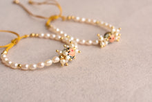 Cargar imagen en el visor de la galería, Pulsera Estelita tembleques perlados. Hilo dorado. ***Por pedido***
