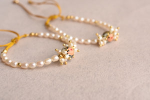 Pulsera Estelita tembleques perlados. Hilo dorado. ***Por pedido***