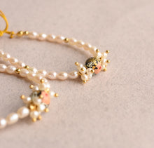 Cargar imagen en el visor de la galería, Pulsera Estelita tembleques perlados. Hilo dorado. ***Por pedido***

